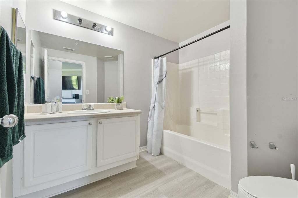 合同活跃: $199,500 (2 贝兹, 2 浴室, 1192 平方英尺)