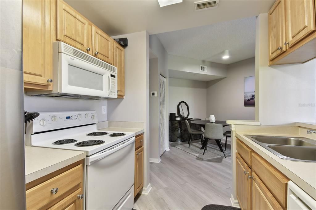 合同活跃: $199,500 (2 贝兹, 2 浴室, 1192 平方英尺)