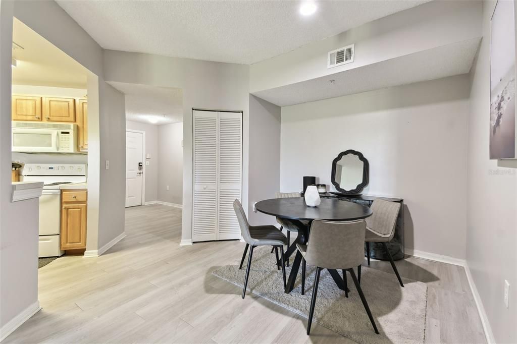 合同活跃: $199,500 (2 贝兹, 2 浴室, 1192 平方英尺)