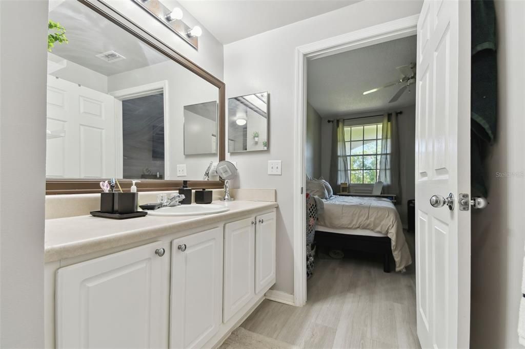 合同活跃: $199,500 (2 贝兹, 2 浴室, 1192 平方英尺)