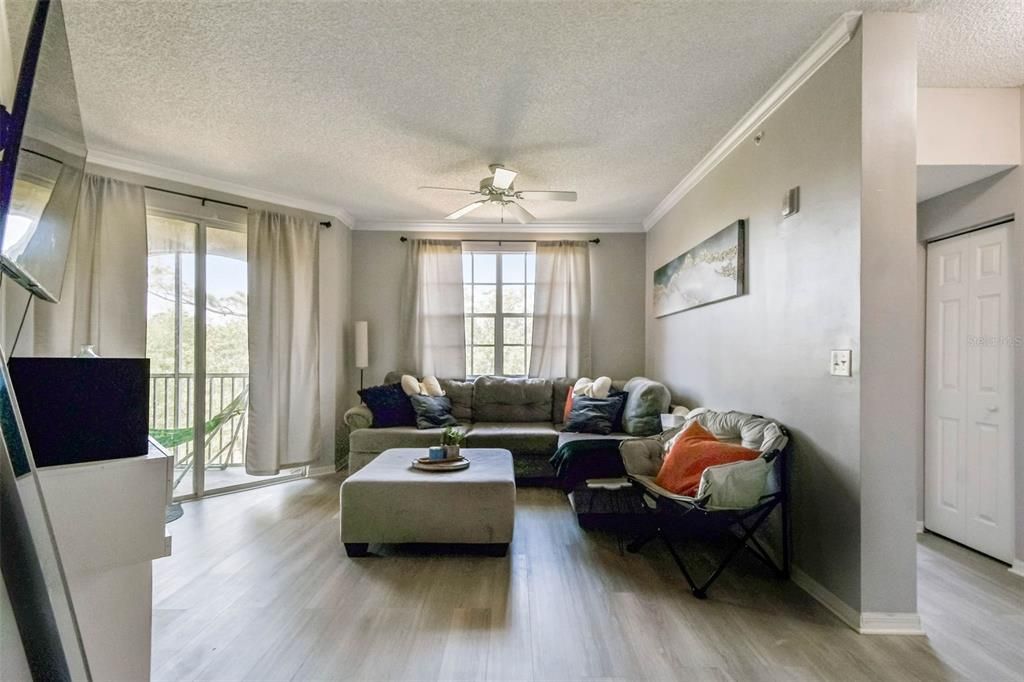 合同活跃: $199,500 (2 贝兹, 2 浴室, 1192 平方英尺)