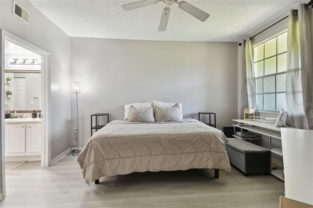 合同活跃: $199,500 (2 贝兹, 2 浴室, 1192 平方英尺)