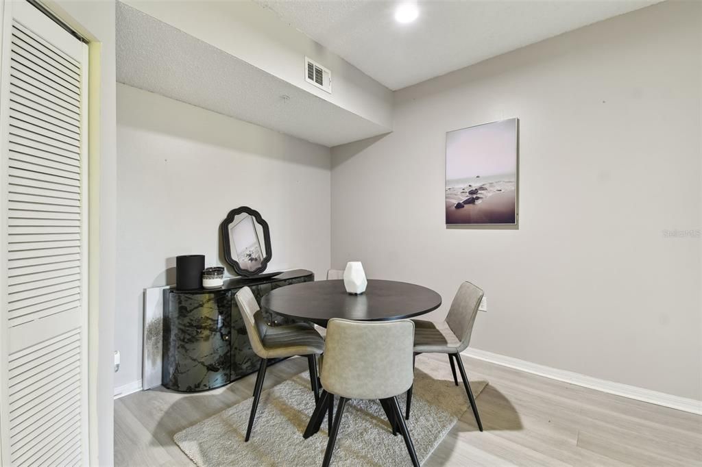 合同活跃: $199,500 (2 贝兹, 2 浴室, 1192 平方英尺)