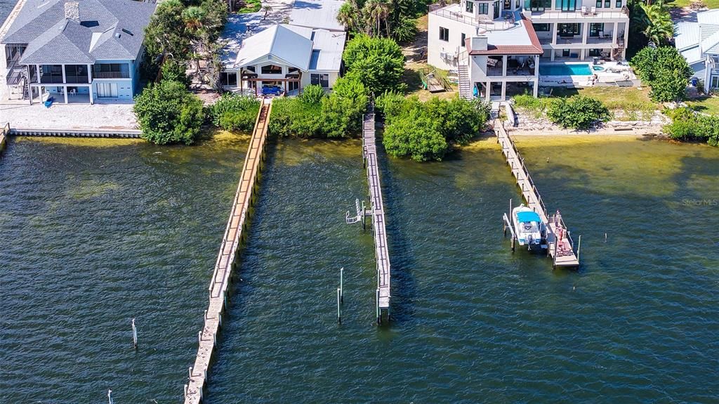 На продажу: $1,250,000 (0.98 acres)