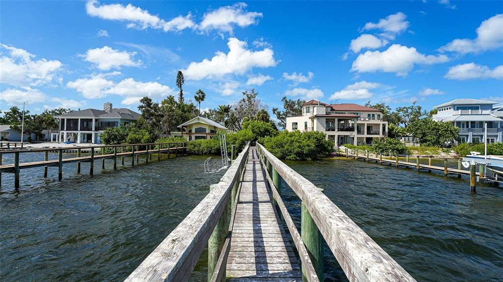 На продажу: $1,250,000 (0.98 acres)