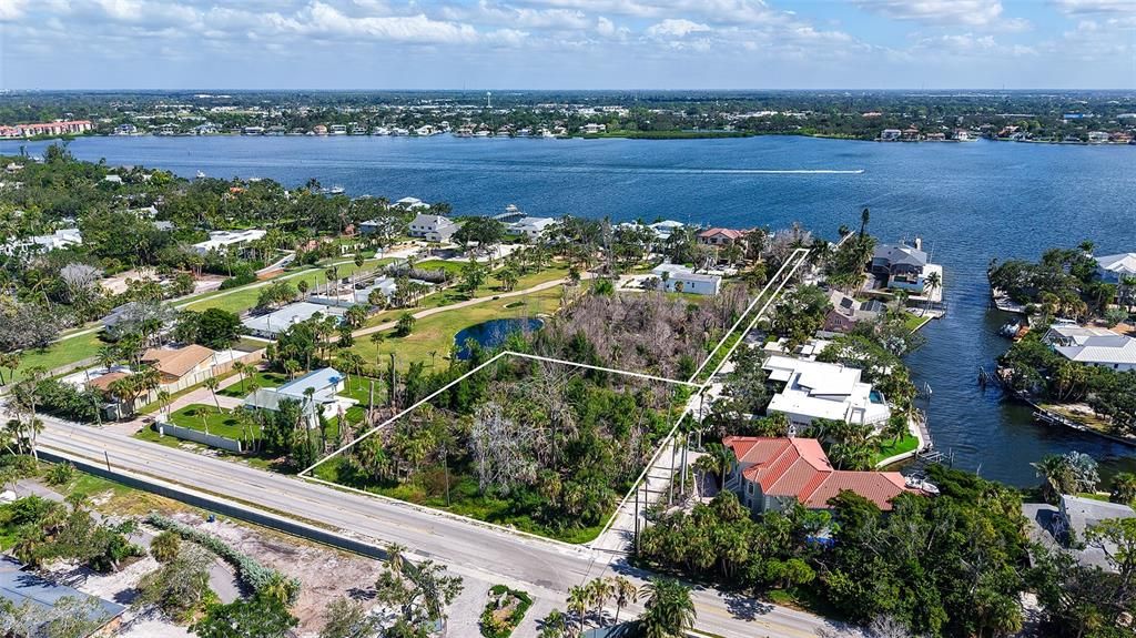 На продажу: $1,250,000 (0.98 acres)