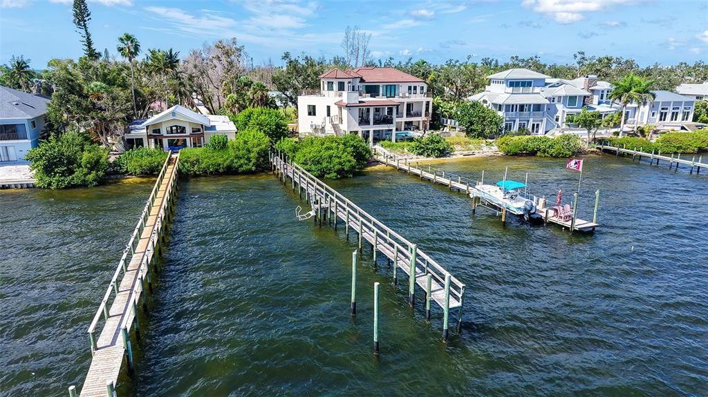 На продажу: $1,250,000 (0.98 acres)