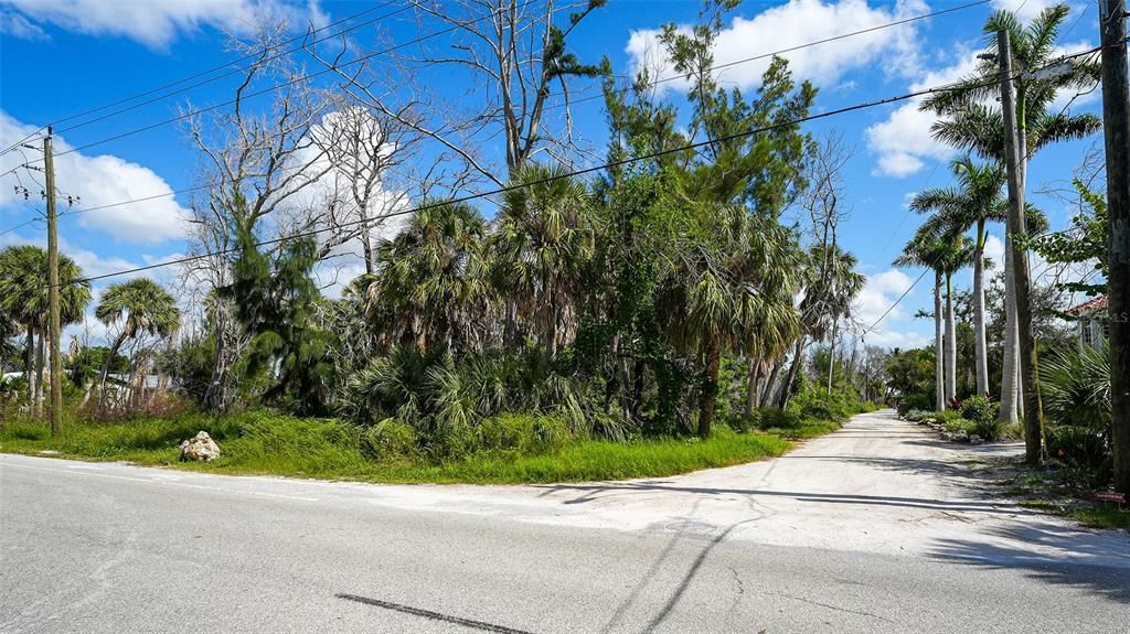 На продажу: $1,250,000 (0.98 acres)