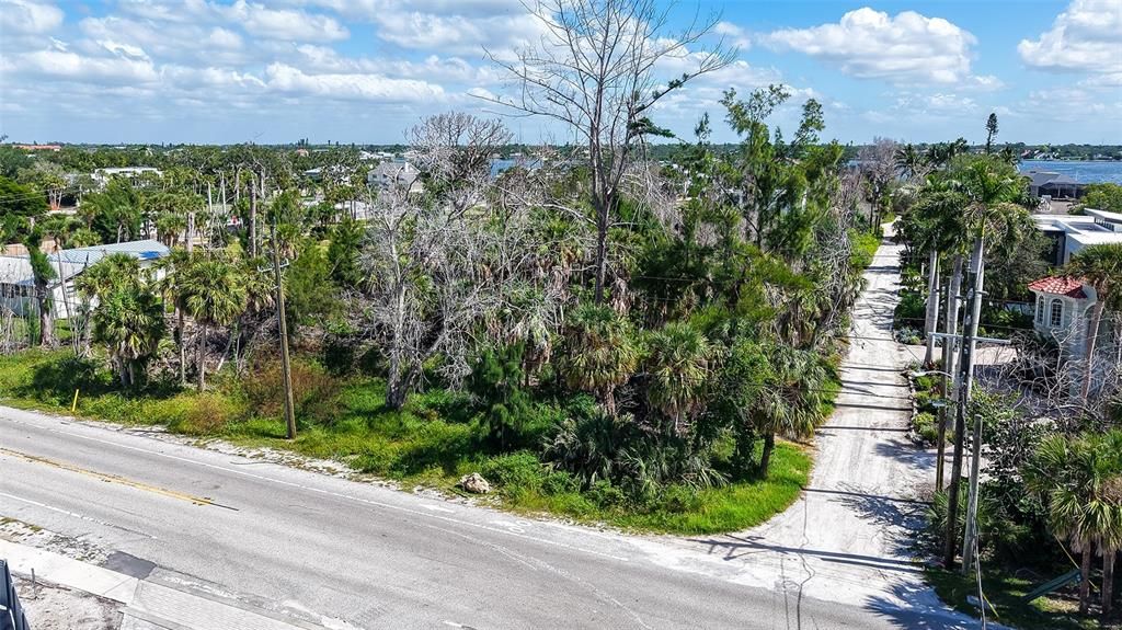 На продажу: $1,250,000 (0.98 acres)