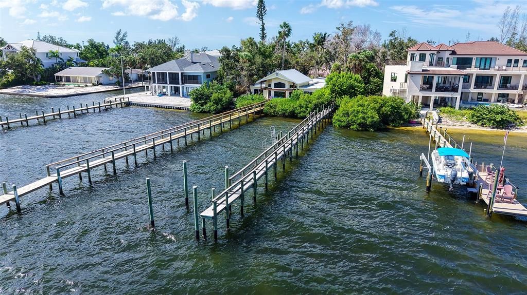 На продажу: $1,250,000 (0.98 acres)