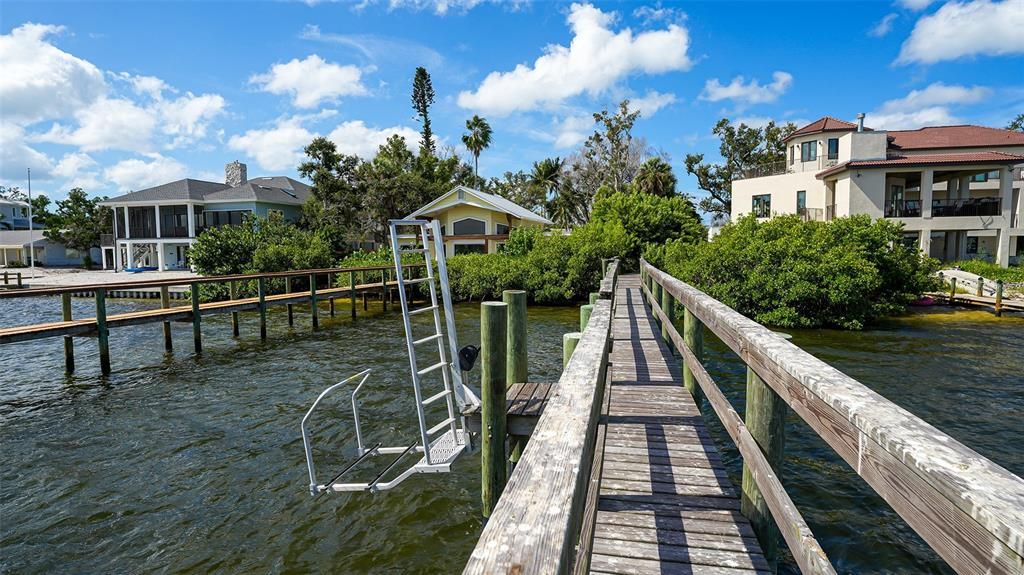 На продажу: $1,250,000 (0.98 acres)