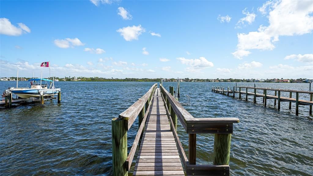 На продажу: $1,250,000 (0.98 acres)