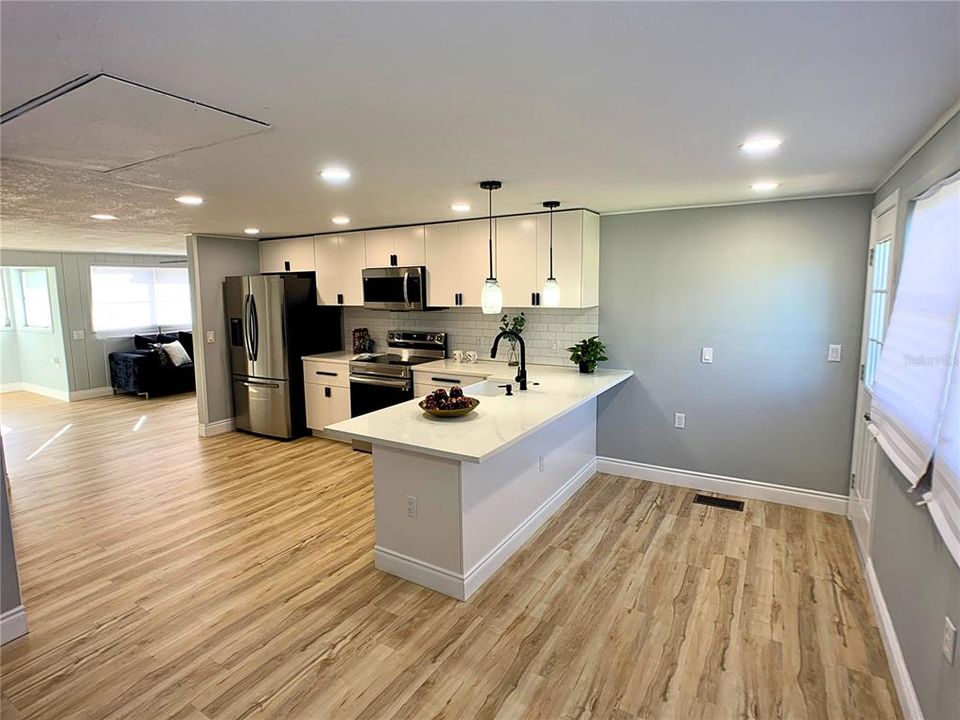 For Sale: $264,900 (2 beds, 1 baths, 952 Square Feet)