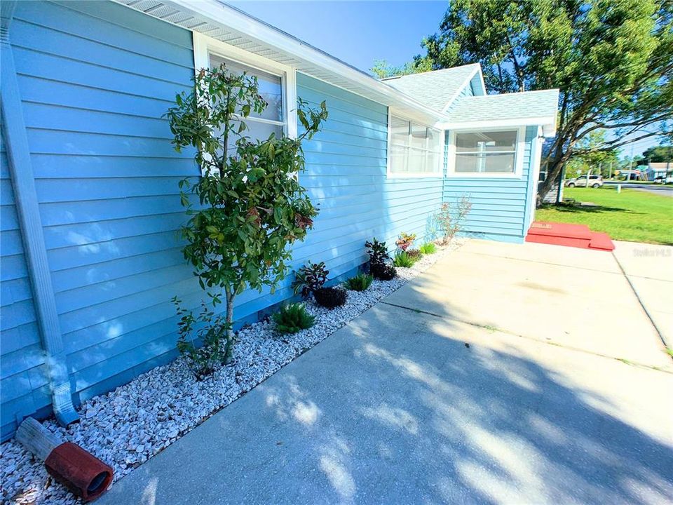 For Sale: $264,900 (2 beds, 1 baths, 952 Square Feet)