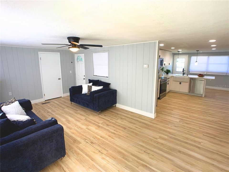 For Sale: $264,900 (2 beds, 1 baths, 952 Square Feet)