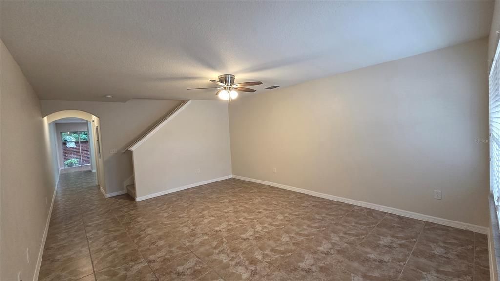 合同活跃: $240,000 (2 贝兹, 2 浴室, 1589 平方英尺)