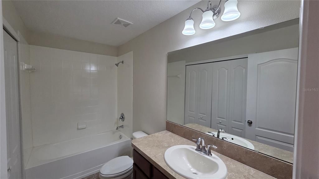 合同活跃: $240,000 (2 贝兹, 2 浴室, 1589 平方英尺)