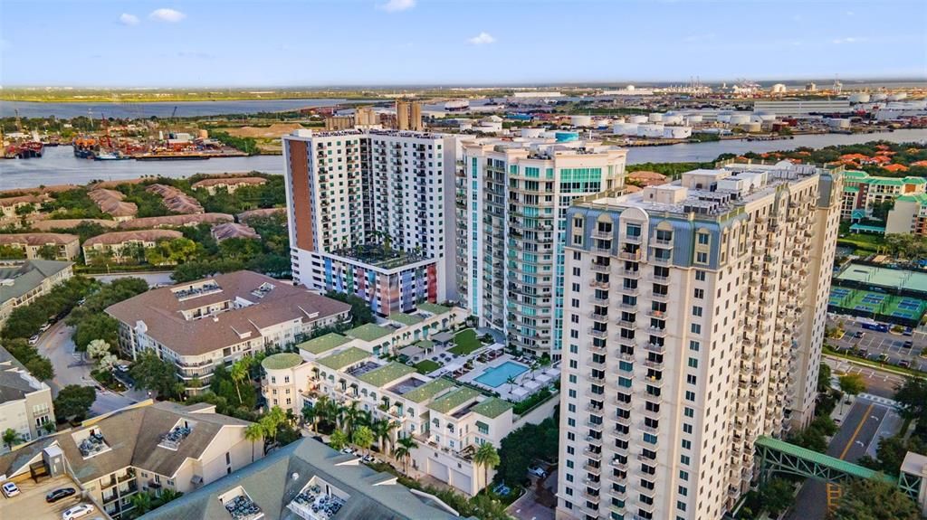 Под контрактом: $900,000 (2 спален, 2 ванн, 1626 Квадратных фут)