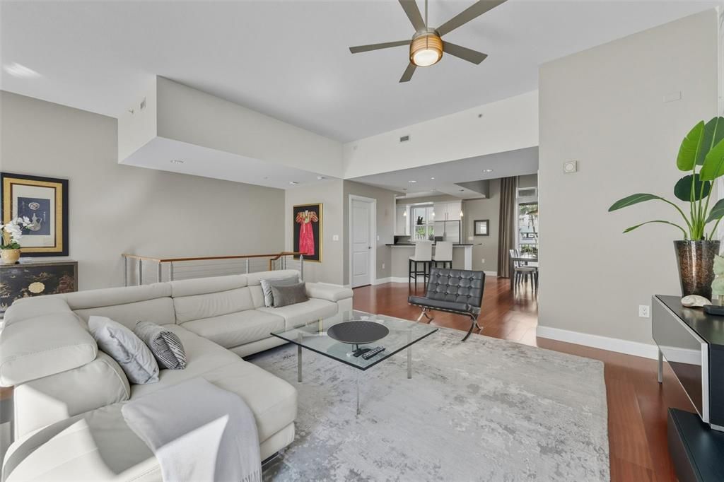 Под контрактом: $900,000 (2 спален, 2 ванн, 1626 Квадратных фут)