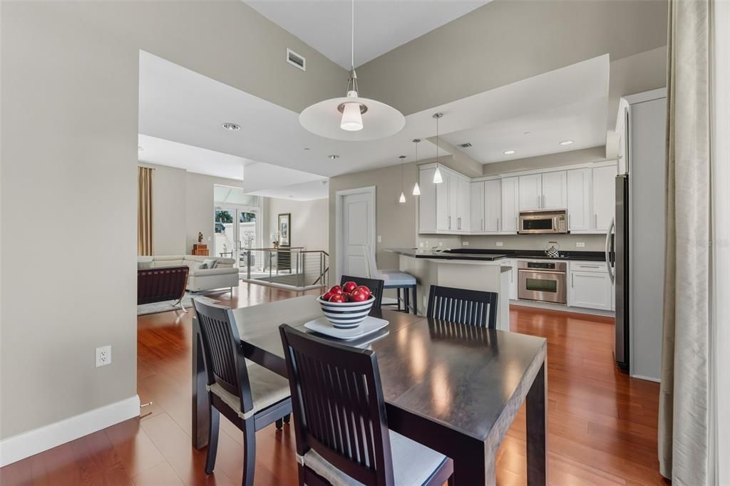 Под контрактом: $900,000 (2 спален, 2 ванн, 1626 Квадратных фут)