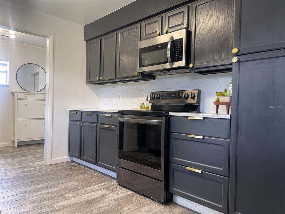 Active With Contract: $2,275 (3 beds, 2 baths, 1223 Square Feet)