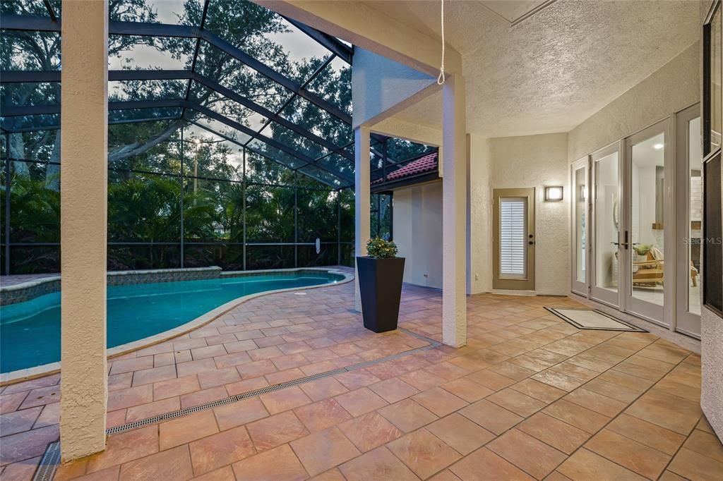 合同活跃: $925,000 (4 贝兹, 3 浴室, 2301 平方英尺)