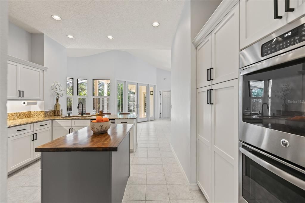 合同活跃: $925,000 (4 贝兹, 3 浴室, 2301 平方英尺)