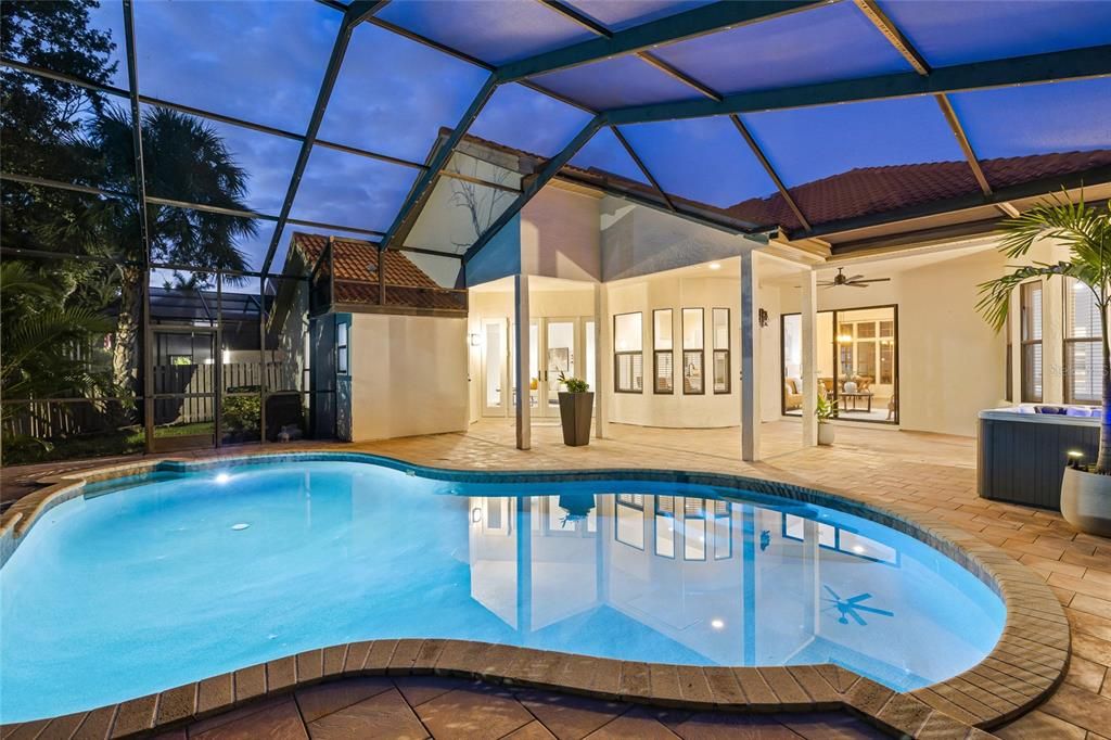 合同活跃: $925,000 (4 贝兹, 3 浴室, 2301 平方英尺)