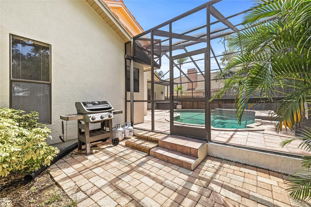 合同活跃: $925,000 (4 贝兹, 3 浴室, 2301 平方英尺)