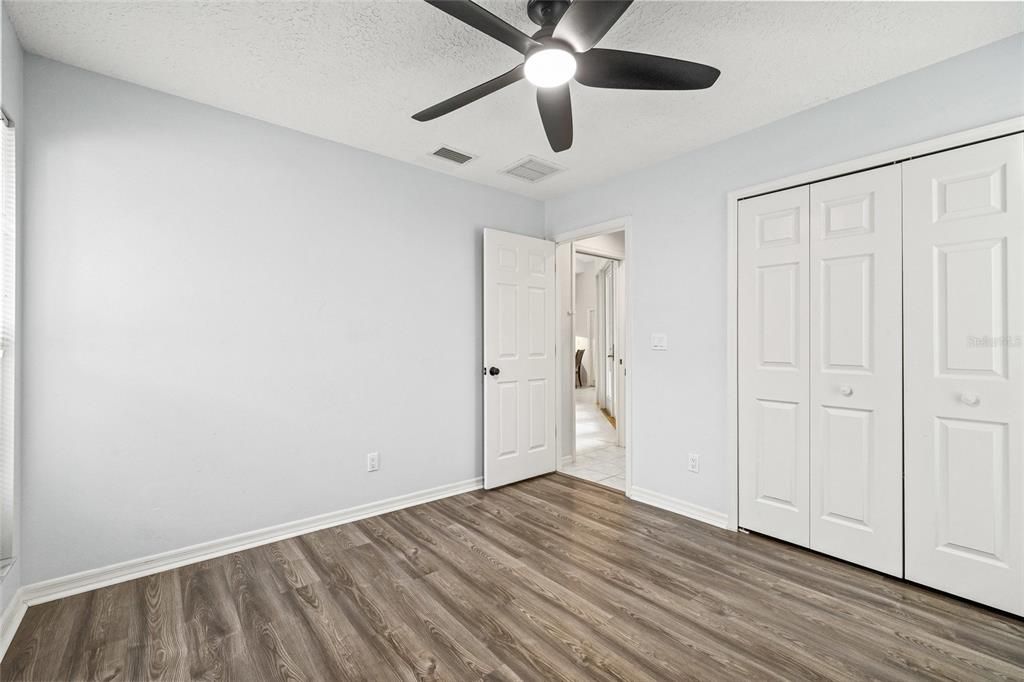 合同活跃: $925,000 (4 贝兹, 3 浴室, 2301 平方英尺)