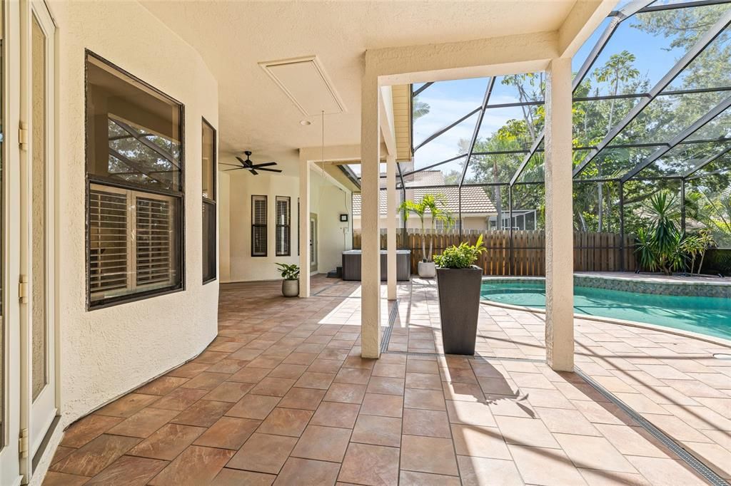 合同活跃: $925,000 (4 贝兹, 3 浴室, 2301 平方英尺)