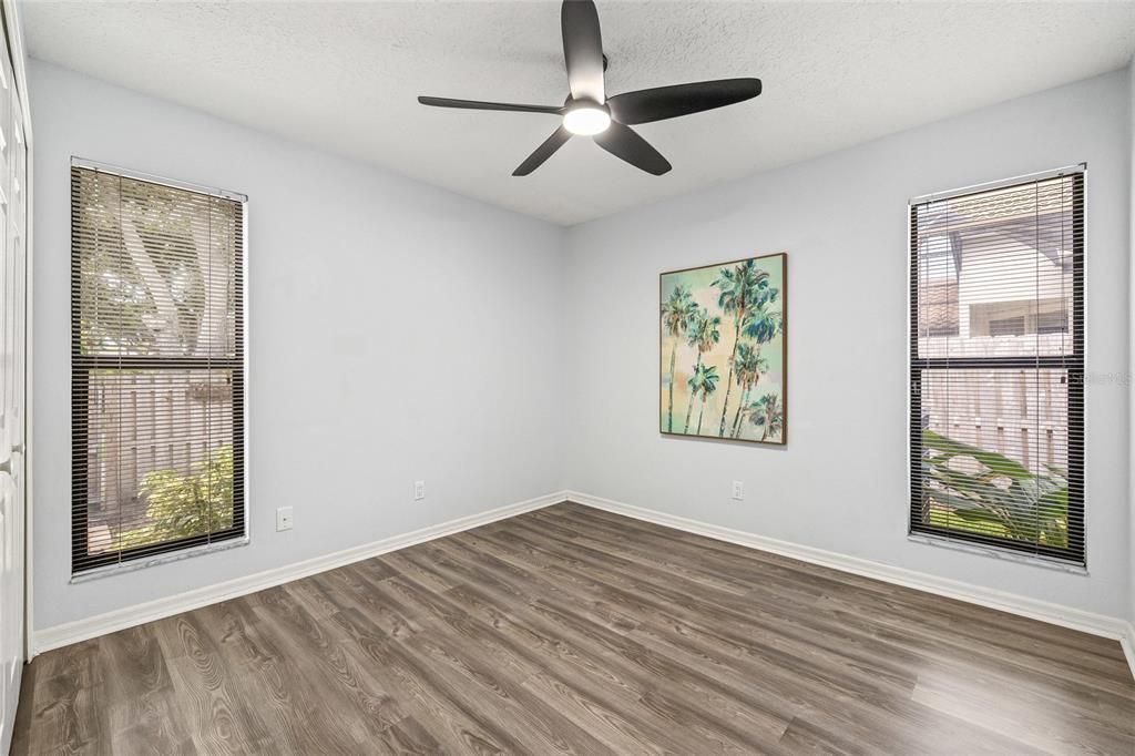 合同活跃: $925,000 (4 贝兹, 3 浴室, 2301 平方英尺)