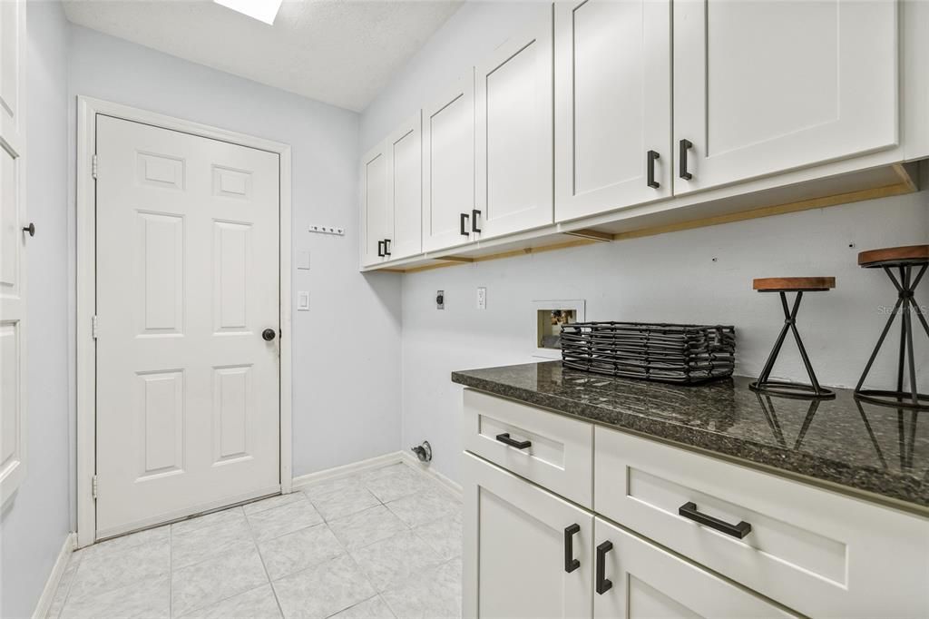 合同活跃: $925,000 (4 贝兹, 3 浴室, 2301 平方英尺)