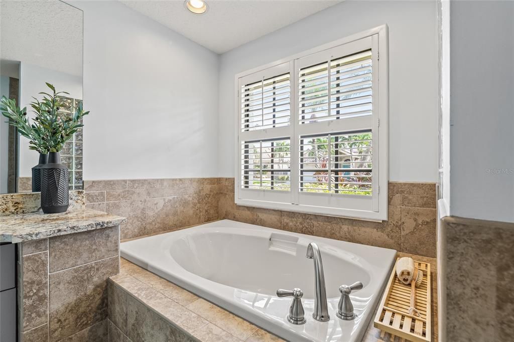 合同活跃: $925,000 (4 贝兹, 3 浴室, 2301 平方英尺)