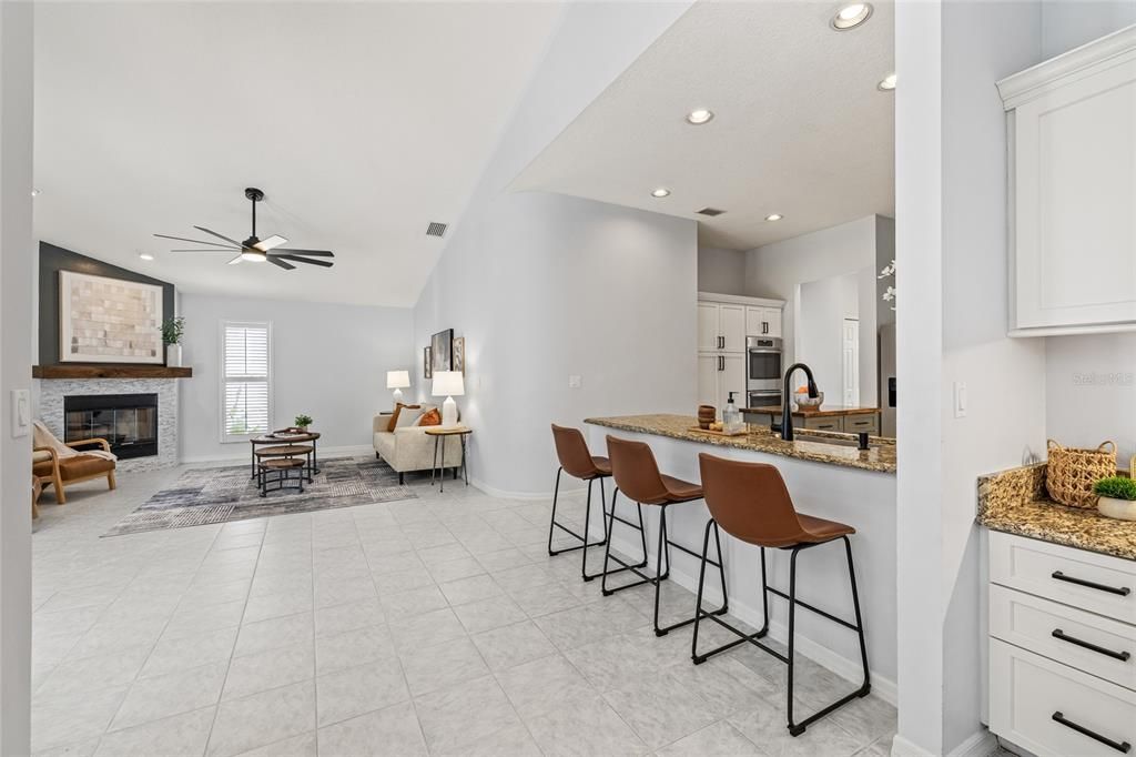 合同活跃: $925,000 (4 贝兹, 3 浴室, 2301 平方英尺)