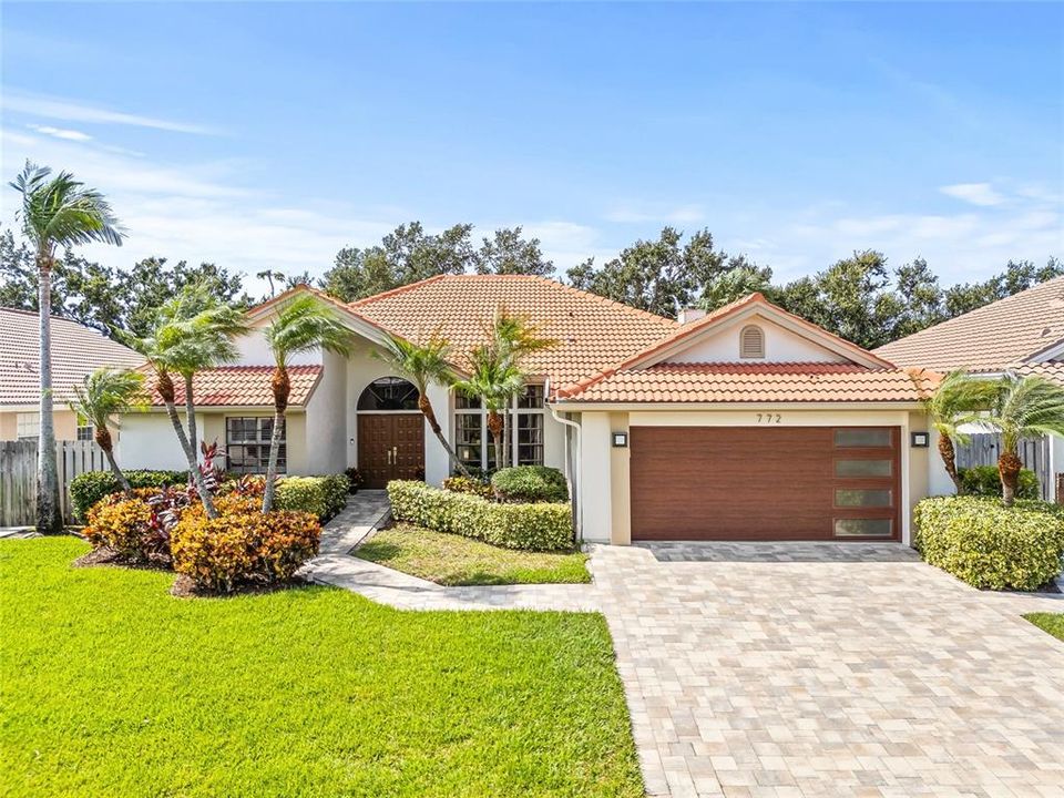 合同活跃: $925,000 (4 贝兹, 3 浴室, 2301 平方英尺)