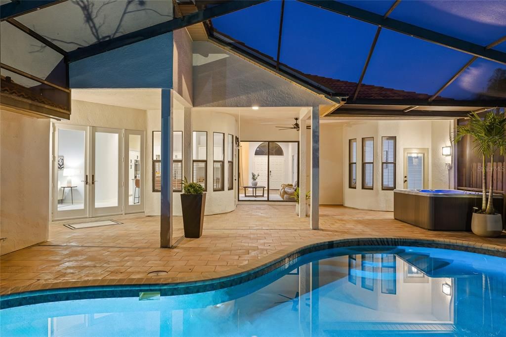 合同活跃: $925,000 (4 贝兹, 3 浴室, 2301 平方英尺)