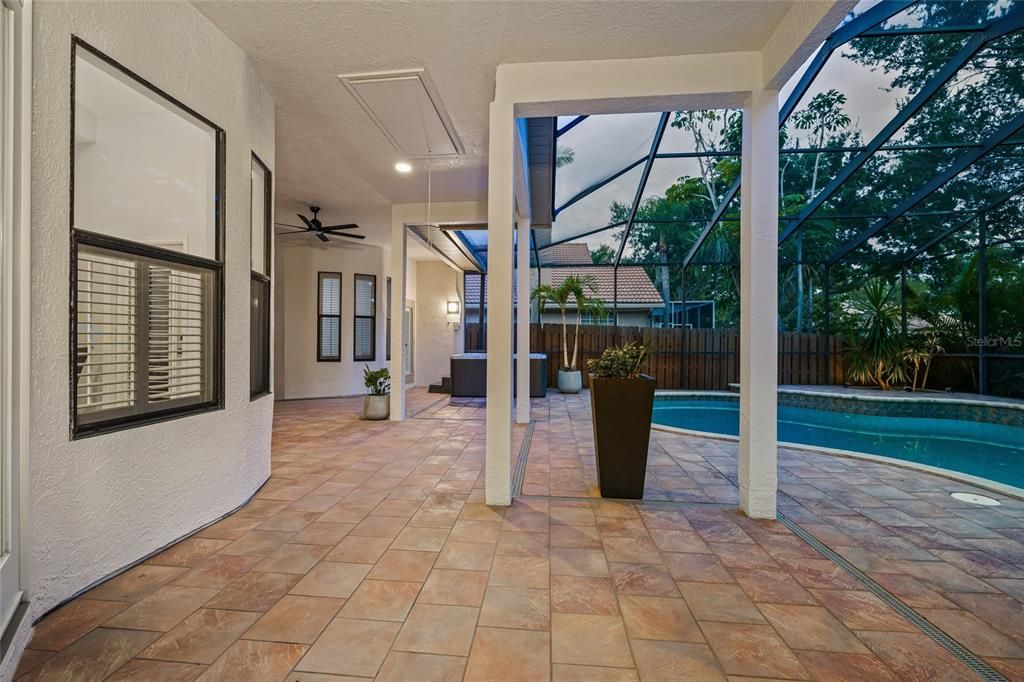 合同活跃: $925,000 (4 贝兹, 3 浴室, 2301 平方英尺)