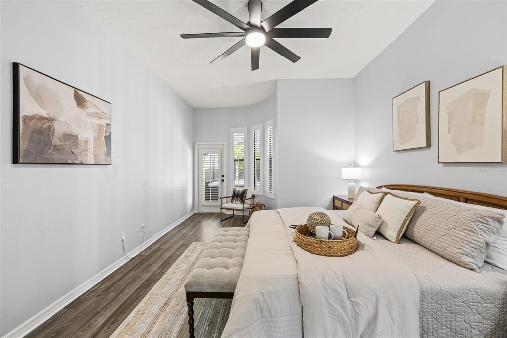 合同活跃: $925,000 (4 贝兹, 3 浴室, 2301 平方英尺)