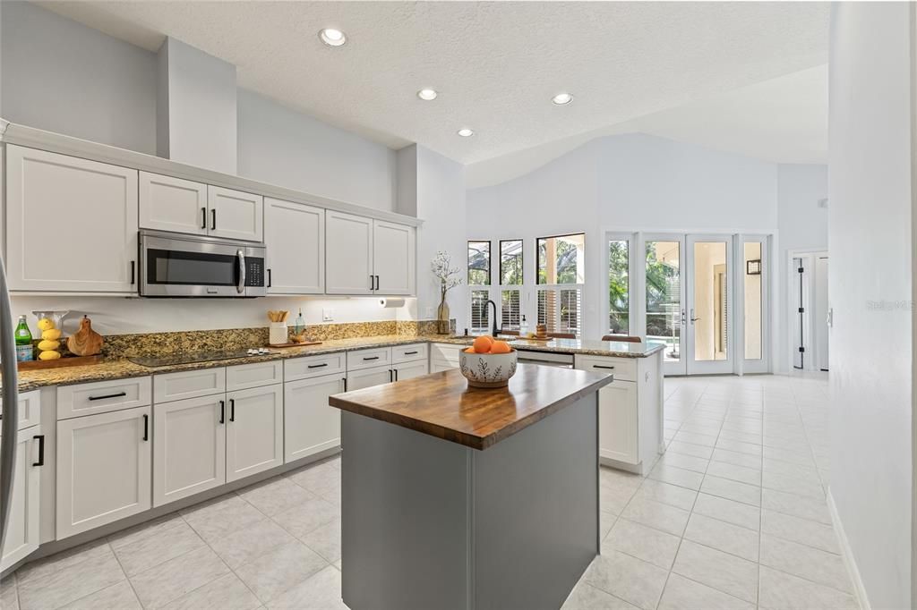 合同活跃: $925,000 (4 贝兹, 3 浴室, 2301 平方英尺)