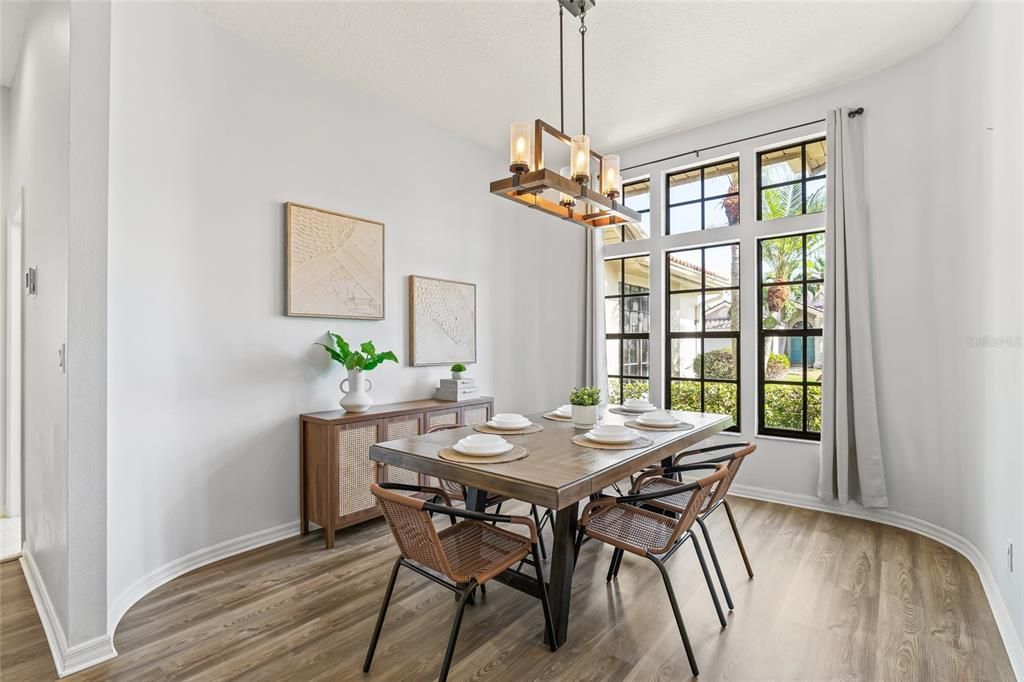 合同活跃: $925,000 (4 贝兹, 3 浴室, 2301 平方英尺)