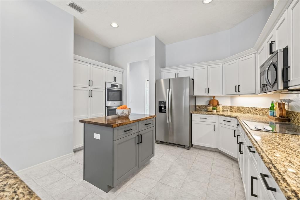 合同活跃: $925,000 (4 贝兹, 3 浴室, 2301 平方英尺)