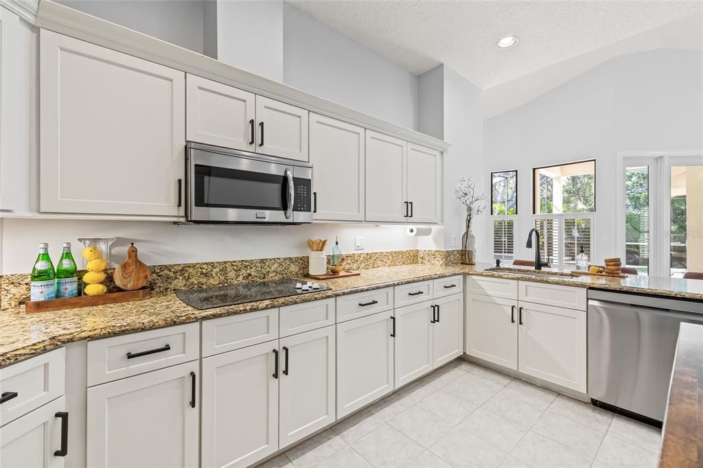 合同活跃: $925,000 (4 贝兹, 3 浴室, 2301 平方英尺)