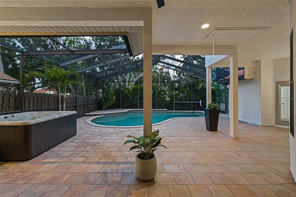 合同活跃: $925,000 (4 贝兹, 3 浴室, 2301 平方英尺)