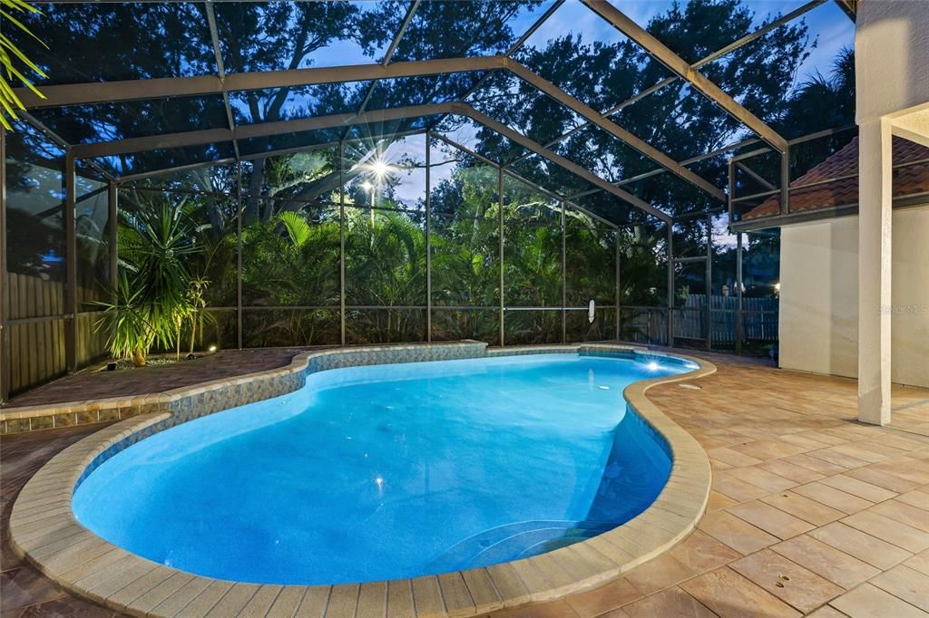 合同活跃: $925,000 (4 贝兹, 3 浴室, 2301 平方英尺)