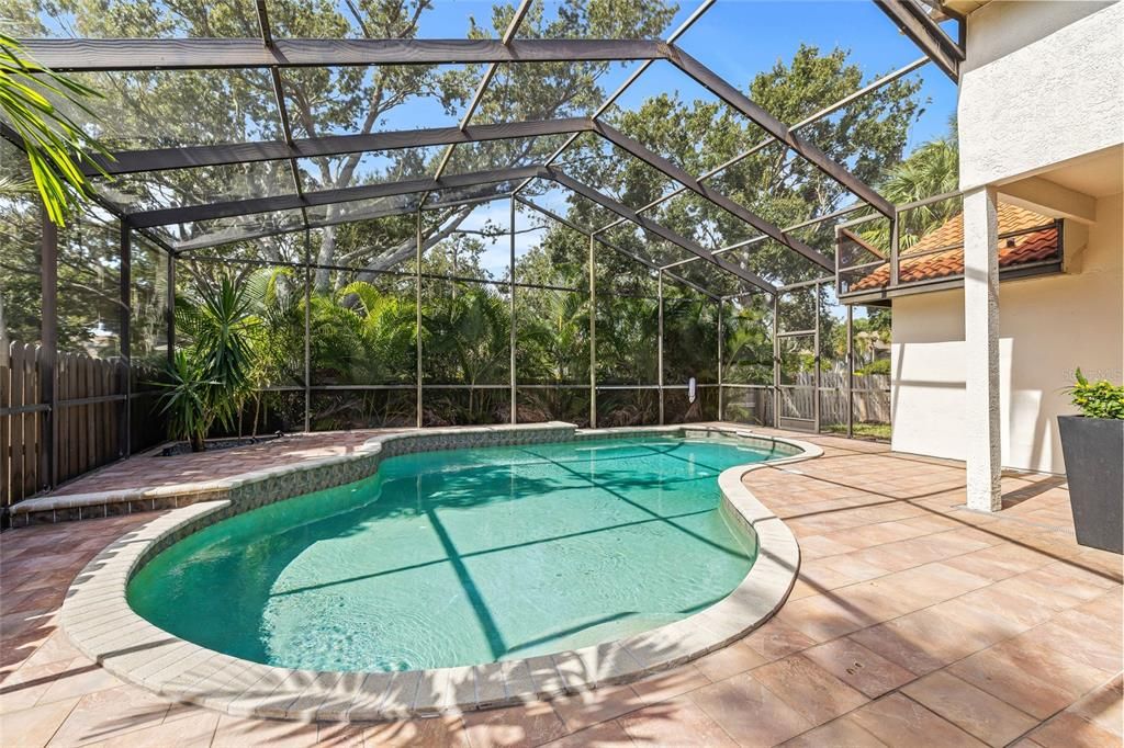 合同活跃: $925,000 (4 贝兹, 3 浴室, 2301 平方英尺)