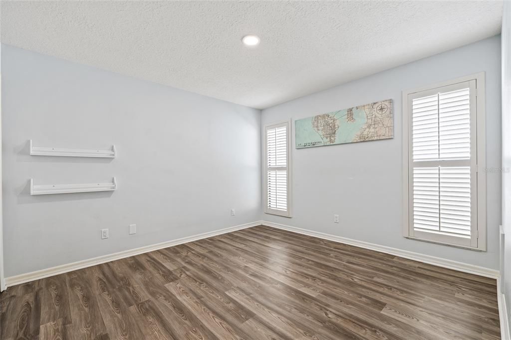 合同活跃: $925,000 (4 贝兹, 3 浴室, 2301 平方英尺)