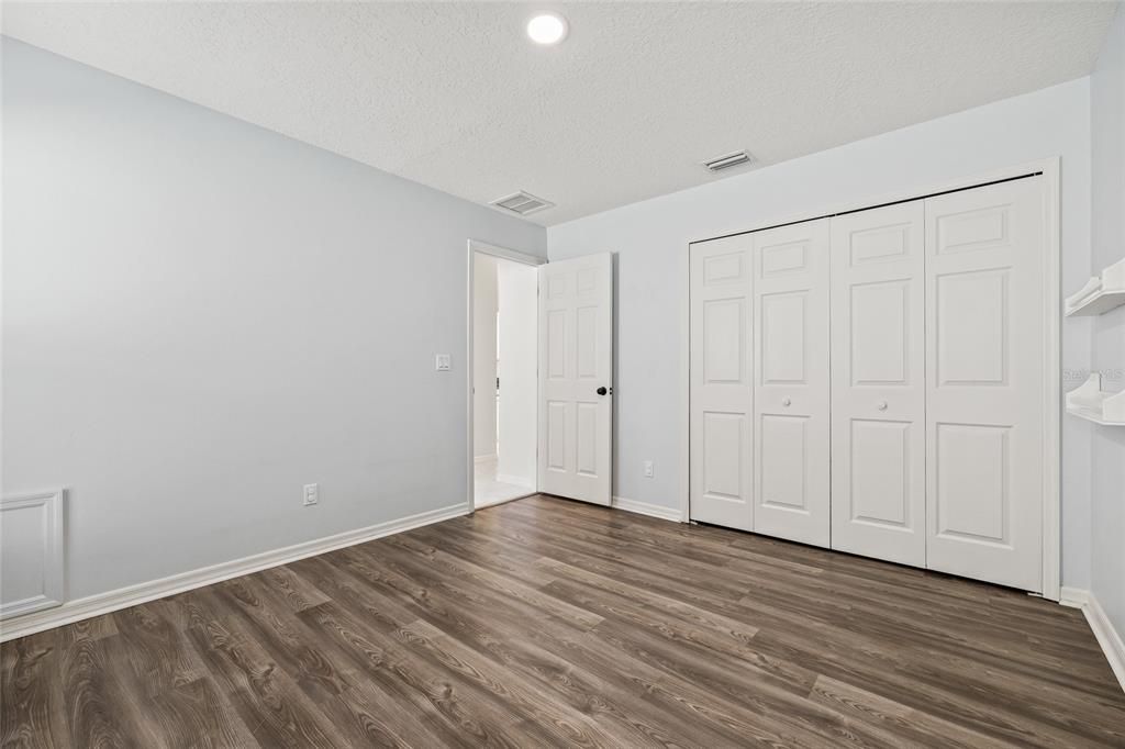 合同活跃: $925,000 (4 贝兹, 3 浴室, 2301 平方英尺)