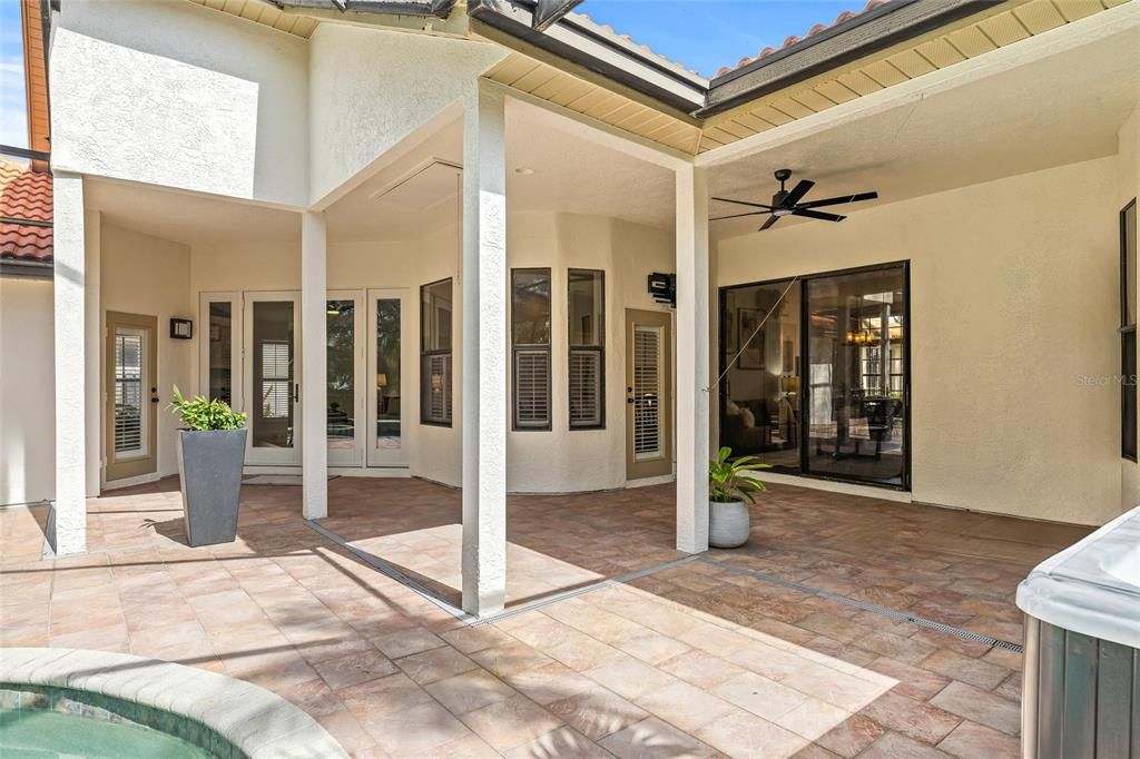 合同活跃: $925,000 (4 贝兹, 3 浴室, 2301 平方英尺)