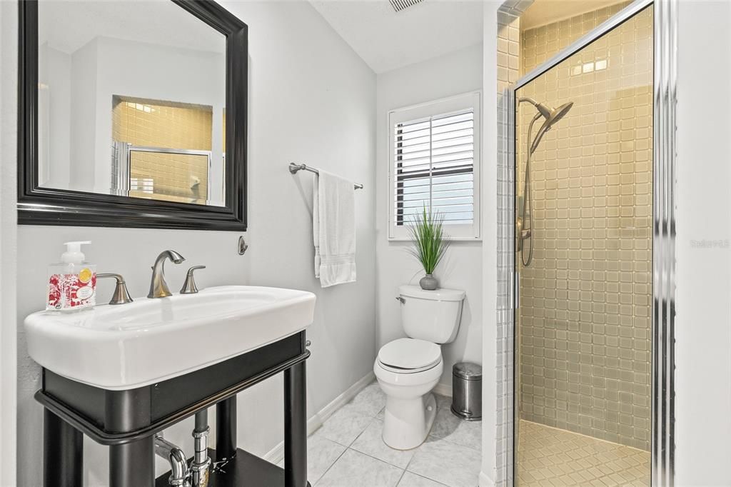 合同活跃: $925,000 (4 贝兹, 3 浴室, 2301 平方英尺)